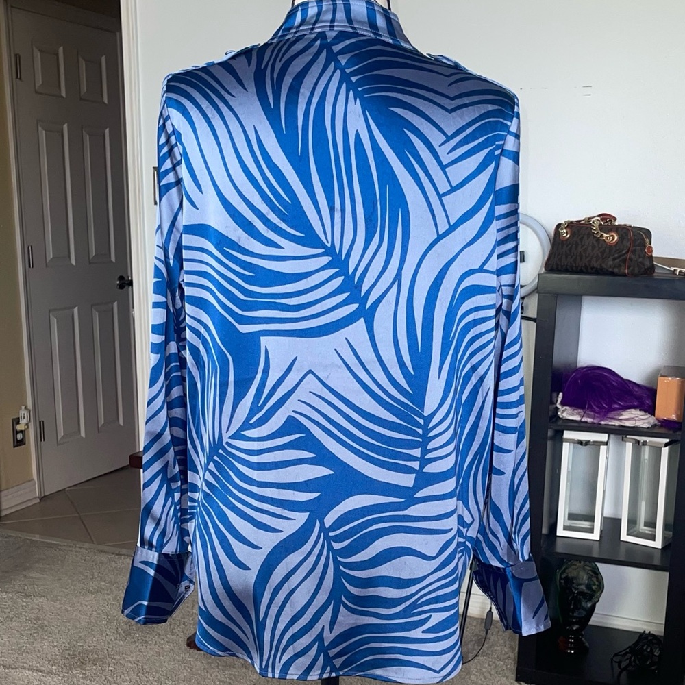 WHBM - Gray & Blue Printed Long-Sleeve Blouse absolutely gorgeous size M - Picture 7 of 9